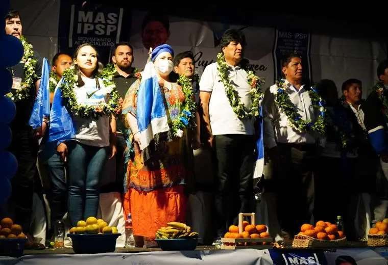 Evo Morales junto a María Nela Prada y Eduardo del Castillo, ministros de la Presidencia y de Gobierno, en el cierre de campaña | Foto: Twitter