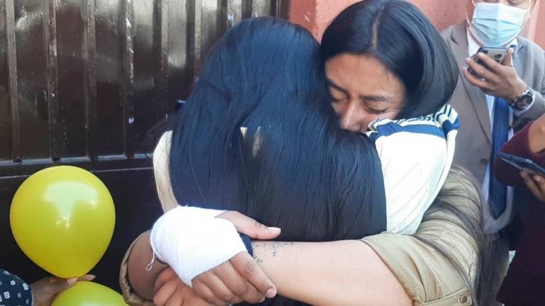 La estudiante acusada del rapto del bebé Álex abraza a su madre tras salir de la cárcel. FOTO: APG