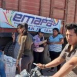 Habitantes de San Julián, en Santa Cruz, compran arroz de Emapa. FOTO: Facebook de Emapa