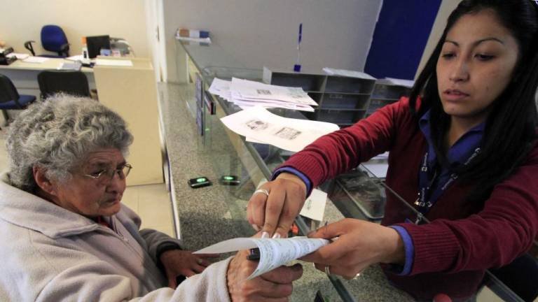 Personas jubiladas reciben su Renta Dignidad en una entidad financiera. Archivo / Página Siete