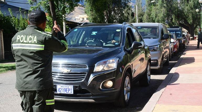 Fila de vehículos para hacer la Inspección Técnica Vehicular ayer en Cochabamba. | Hernán Andia