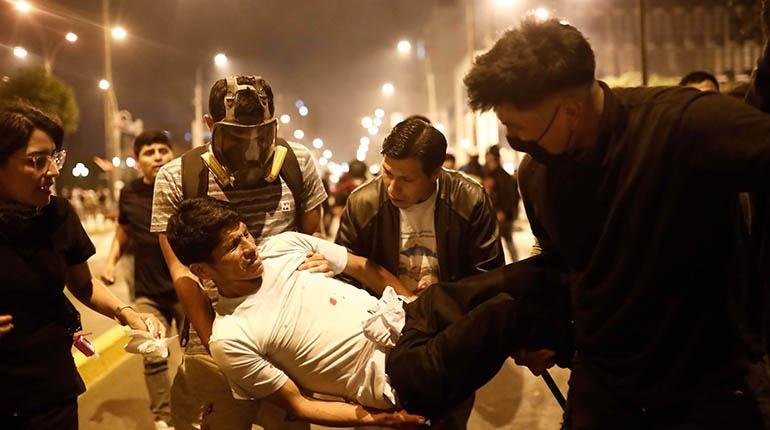 Enfrentamientos entre policías y manifestantes, ayer en Perú. | EFE