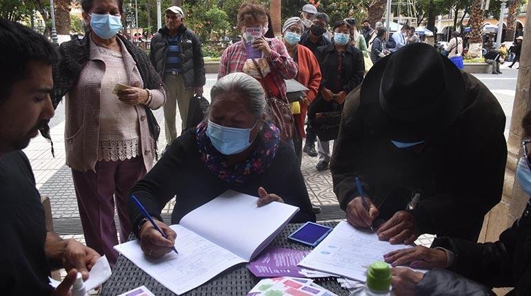 Ciudadanos hacen fila para firmar y dar apoyo al referendo de la reforma judicial. | José Rocha