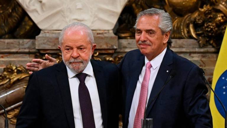 Lula da Silva y Alberto Fernández se abrazan durante una conferencia en la Casa Rosada. AFP