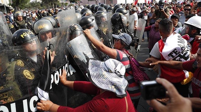 Manifestantes llegados del sur de Perú se enfrentan con las fuerzas policiales en el Parque Universitario durante la llamada “toma de Lima”, ayer. | EFE