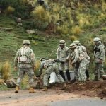 Soldados peruanos despejan un bloqueo en la carretera Laraqueri-Puno, ayer. | EFE