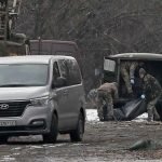 Funcionarios recogen el cuerpo de un hombre muerto en el ataque de ayer en Kiev. | EFE