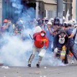 Manifestantes enfrentan a miembros la Policía, el sábado en Lima, durante una nueva jornada de protestas antigubernamentales que exigen la renuncia de la presidenta peruana. | EFE