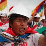 Una mujer grita arengas en la marcha de ayer en el centro histórico de Lima. | EFE