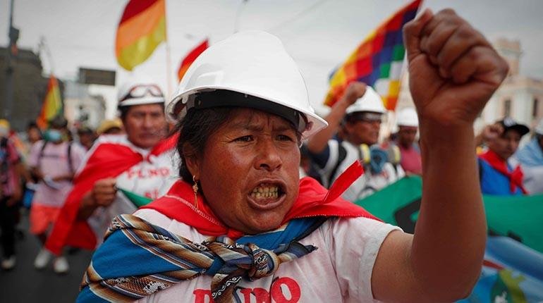 Una mujer grita arengas en la marcha de ayer en el centro histórico de Lima. | EFE
