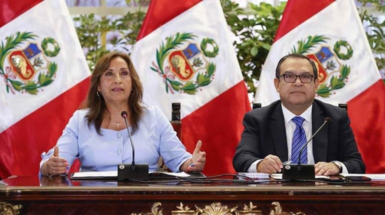 La Presidenta y el Primer Ministro de Perú, ayer en el Palacio de Gobierno de Lima. | EFE