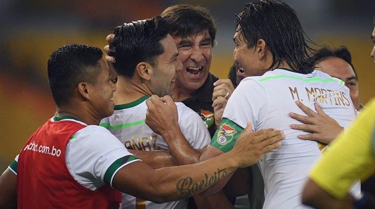 Jugadores de la selección nacional festejan la victoria junto al DT Gustavo Costas (centro), ayer. | FBF