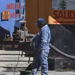 Un camión cisterna con diésel en una estación de servicio. | APG