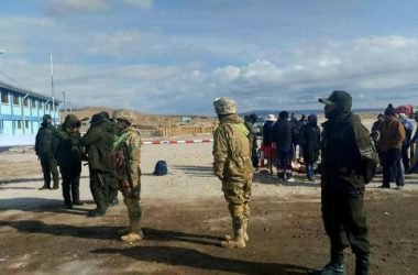 Personal de la Policía y militares custodian en la planta estatal y a unos metros permanecen los movilizados, en Llipi. Uyuni Andina