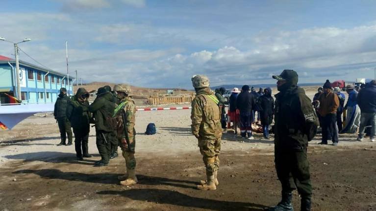 Personal de la Policía y militares custodian en la planta estatal y a unos metros permanecen los movilizados, en Llipi. Uyuni Andina