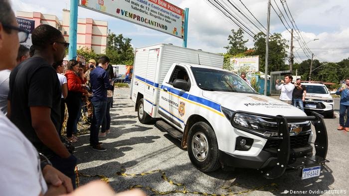 Un vehículo de la Policía Científica delante de la guardería atacada en Blumenau, sur de Brasil, donde murieron al menos cuatro niños. (5.04.2023).