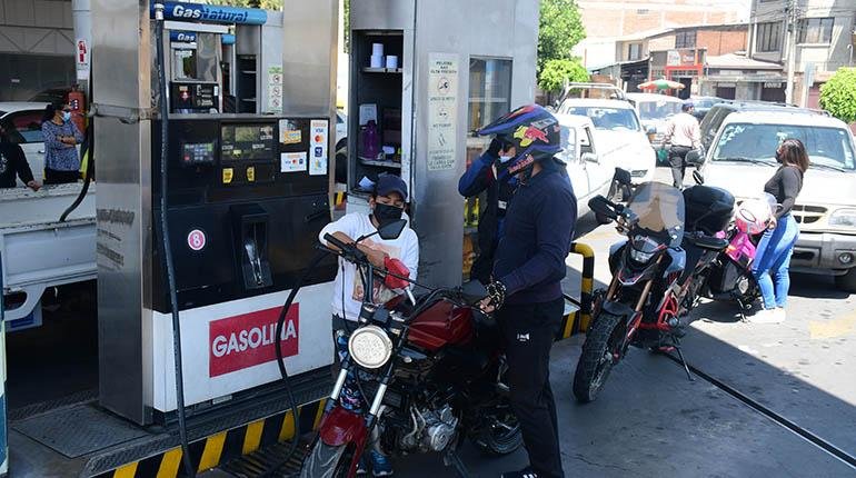 Venta de combustibles en una estación de servicio de Cochabamba. | Carlos López