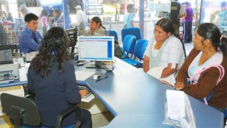 Foto de archivo de una entidad financiera donde clientes realizan una consulta sobre créditos. Archivo