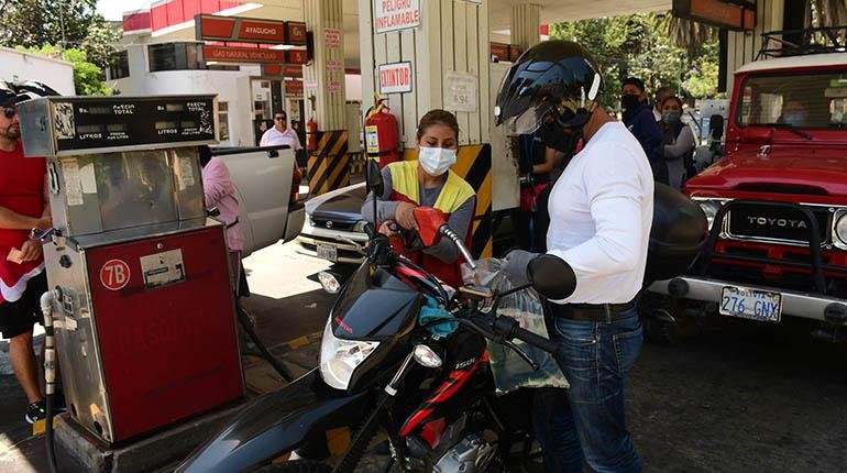 Venta de gasolina en un surtidor de Cochabamba. | Carlos López