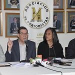 Representantes de los periodistas del país en conferencia de prensa, ayer en La Paz. | APG