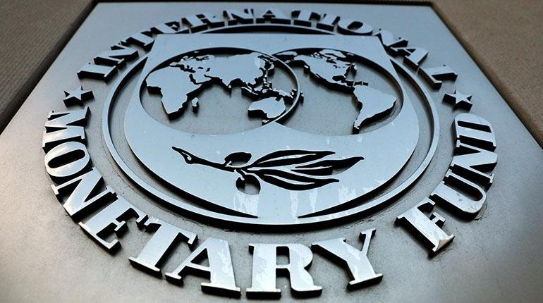El logo del FMI se ve fuera del edificio de la sede en Washington, Estados Unidos. | Agencias