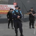 Policías resguardan un comercio en Buenos Aires. Foto: El Periódico