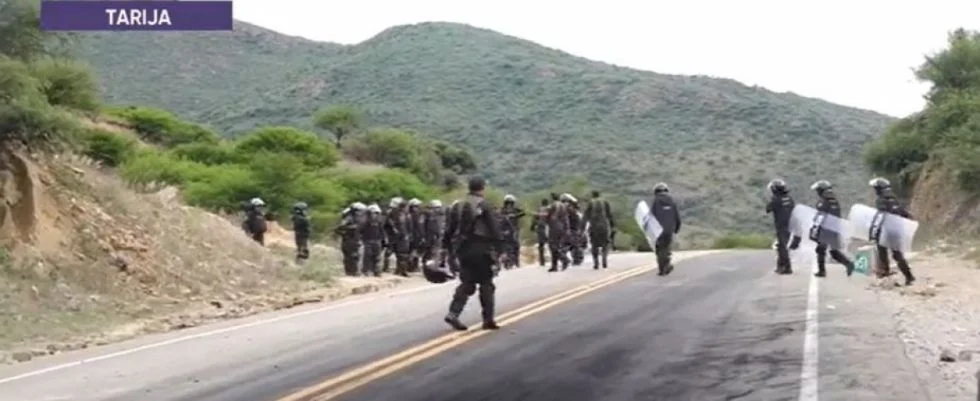 Policía boliviana en la ruta al Chaco.